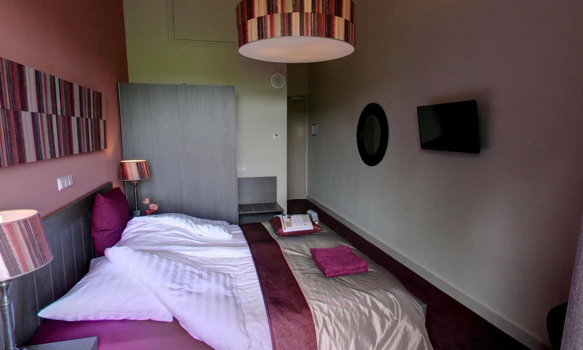 Hotel Boerderij Restaurant De Gloepe Diffelen ภายนอก รูปภาพ